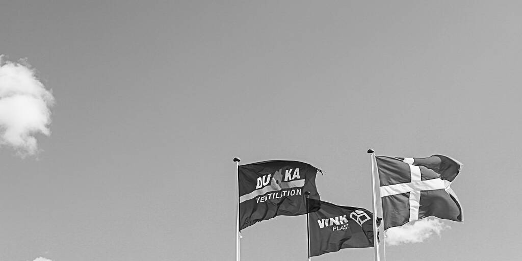 Bilder på flaggor utanför DUKA:s huvudkontor