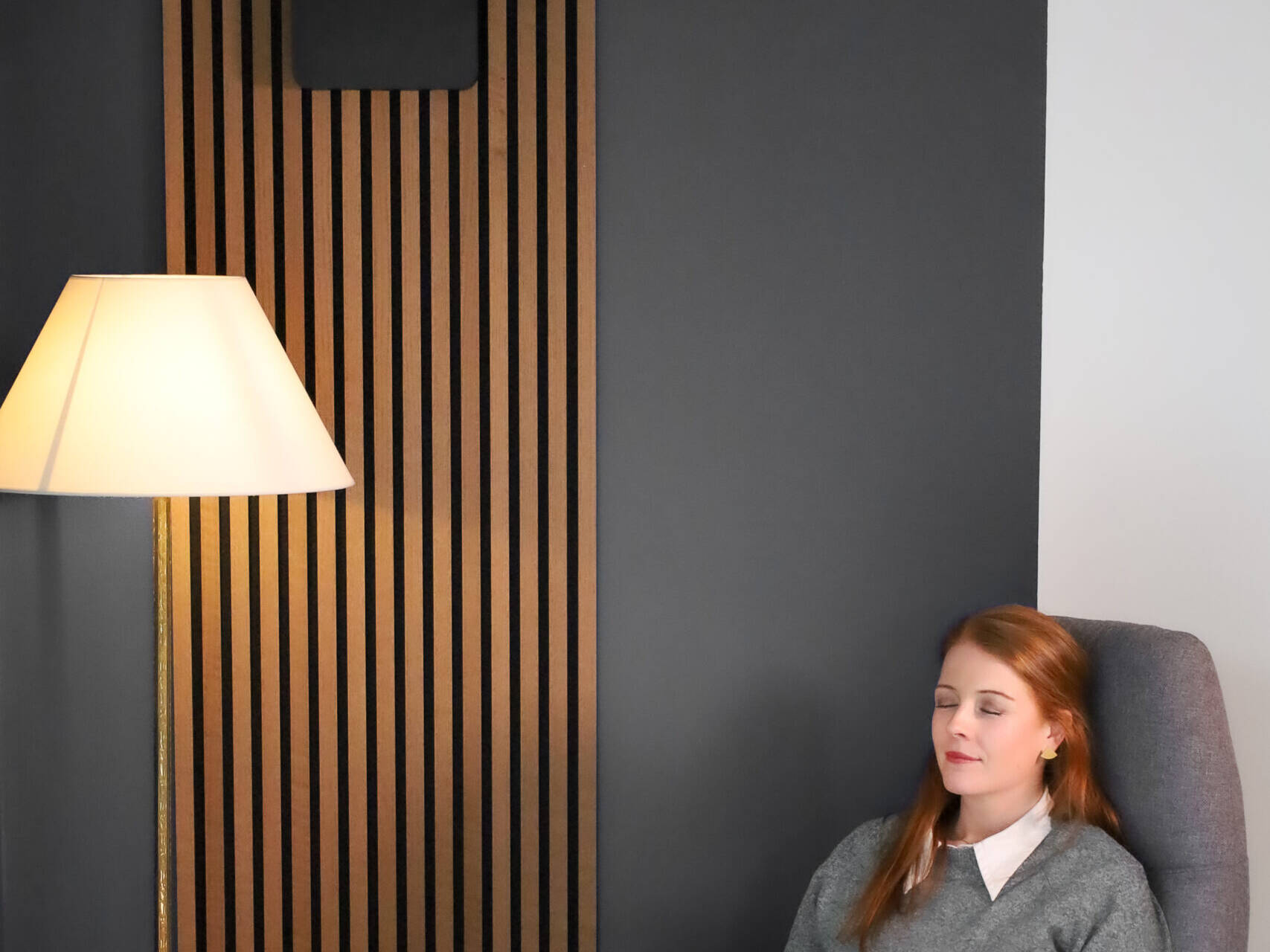 kvinna framför svart duka one pro 50 s i läshörna