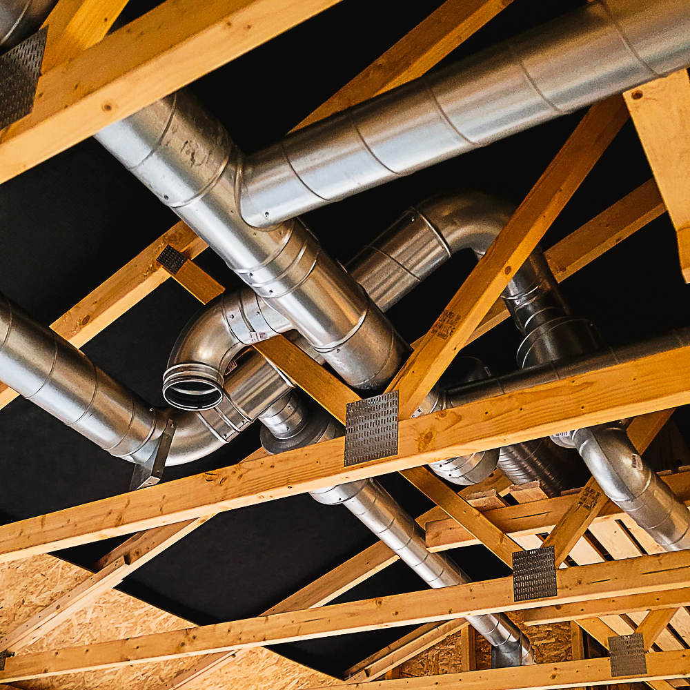 Rördragning mellan takbjälkar